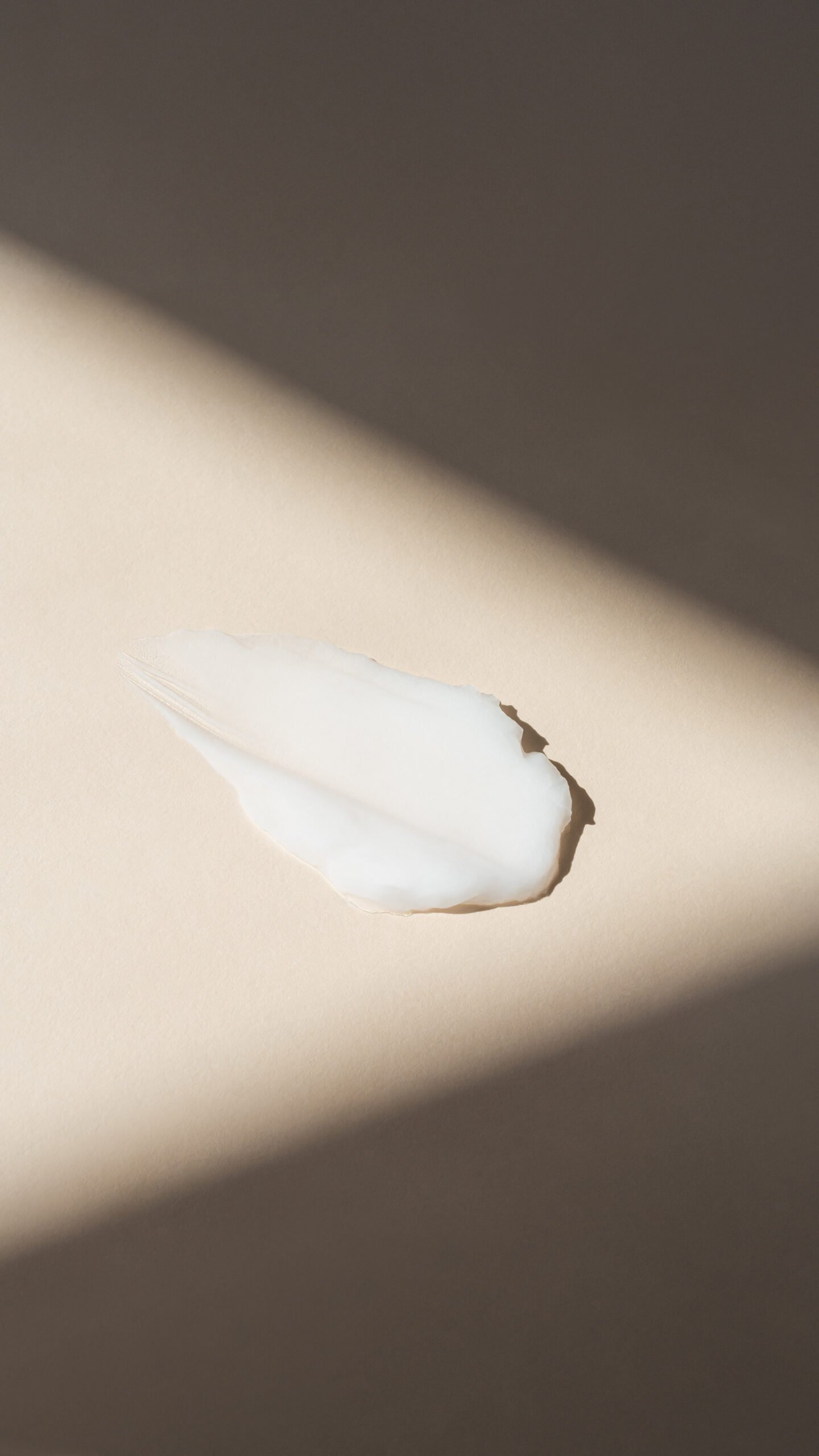 NATULIQUE-CURL-DEFINING-HAIR-CREAM-TEXTURE-IN-SHADOWS-9x16 Curl Defining Vitamin B5 Enriched Hair Cream - Image 3